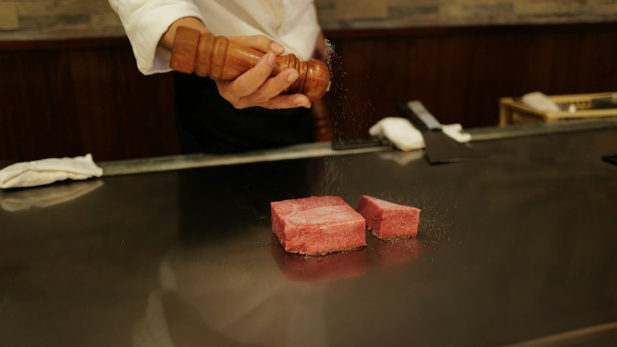 Carne de vită intens marmorată, condimentată pe o plită teppan